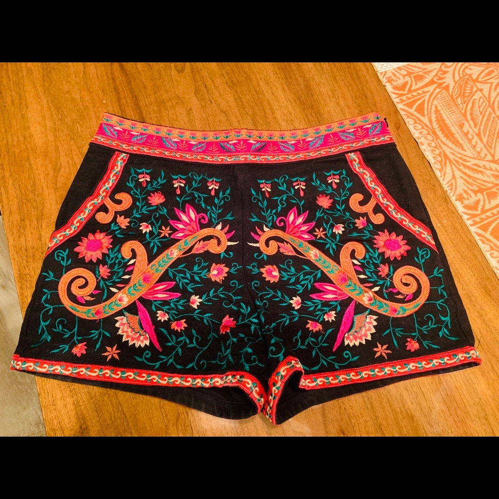 Zara embroidered shorts Size M